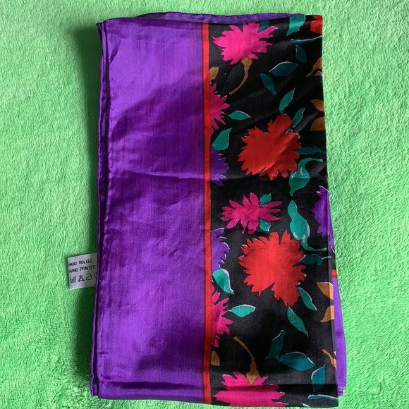 Vintage purple floral 100% silk hand rolled scarf - Picture 9 of 9